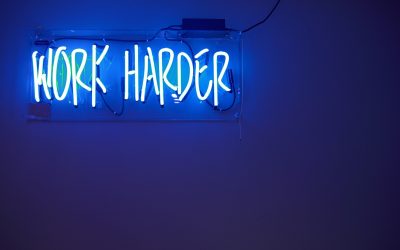 Quels sont les avantages de l’enseigne métal pour son entreprise ?